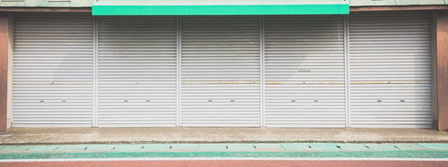 シャッターが閉まった大原中央商店街のお店