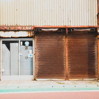 大原中央商店街の錆びたシャッターと老朽化したお店の写真