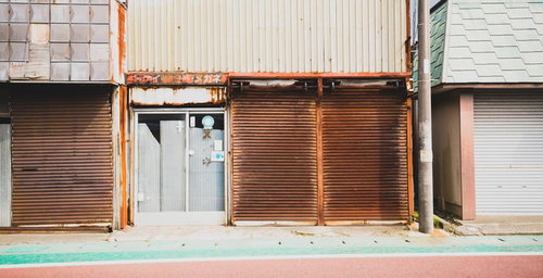 大原中央商店街の錆びたシャッターと老朽化したお店