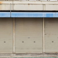 大原中央商店街の閉じたシャッター（本日は定休日）の写真