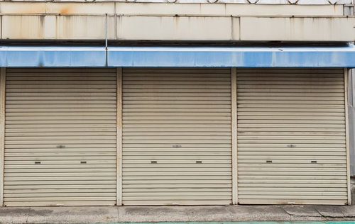 大原中央商店街の閉じたシャッター（本日は定休日）