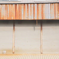 シャッターが閉まった大原中央商店街の空き店舗の写真