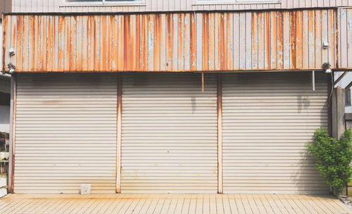 シャッターが閉まった大原中央商店街の空き店舗