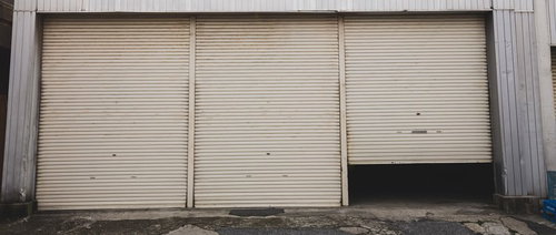 大原中央商店街の少しだけ空いたシャッター