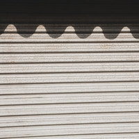 波状の影がくっきり映るトタンシャッター｜千葉県いすみ市の大原中央商店街の写真