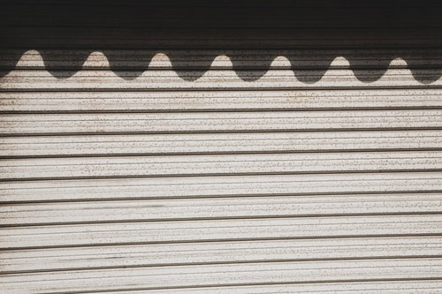 波状の影がくっきり映るトタンシャッター｜千葉県いすみ市の大原中央商店街