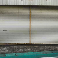 テクスチャーに使いやすい白いシャッター 大原中央商店街の金属製シャッター扉の写真