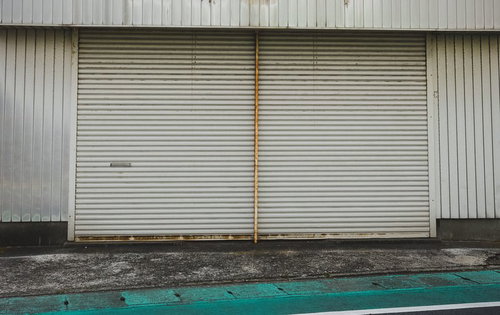 テクスチャーに使いやすい白いシャッター 大原中央商店街の金属製シャッター扉