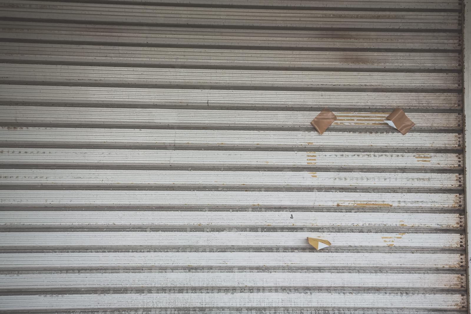 張り紙跡が残る金属製シャッター・大原中央商店街