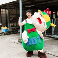 着ぐるみ仕事は体力が基本、大原中央商店街でポーズを決める男性の写真