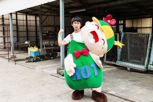 着ぐるみ仕事は体力が基本、大原中央商店街でポーズを決める男性