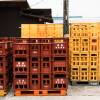 大原中央商店街に積み上げられた赤と黄色の日本酒ケースの写真