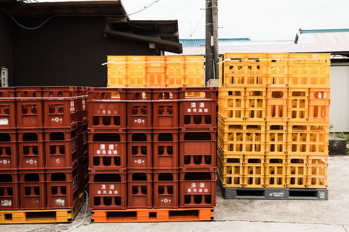 大原中央商店街に積み上げられた赤と黄色の日本酒ケース