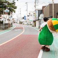 大原中央商店街の待機所に戻るゆるキャラの写真