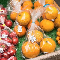 採れたてのいすみ市大原産ミニトマトとみかんの野菜売場の写真