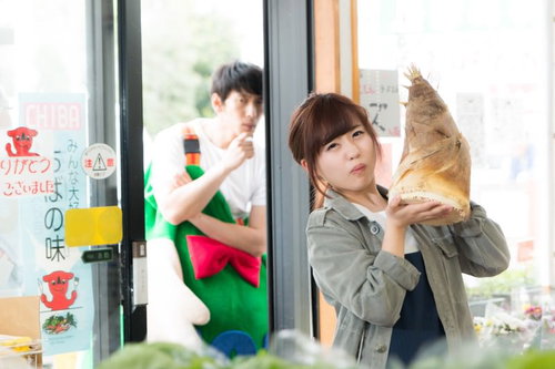 商店で販売されていた大きなタケノコを物欲しげな顔で見つめる着ぐるみ姿のAD