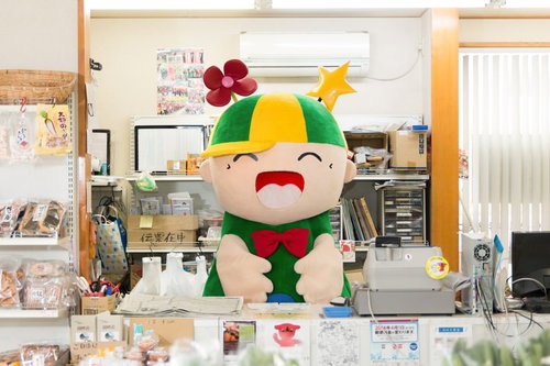 笑顔でお客様を迎えるホットくん、大原中央商店街のふれあい市場でレジ打ち