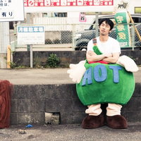 駐車場でスタンバイを命じられたきぐるみのバイトの写真