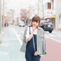 大原中央商店街を歩きながら気になるお店を覗き込む女性観光客の写真