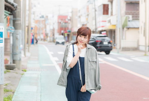 大原中央商店街を歩きながら気になるお店を覗き込む女性観光客