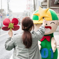 「無敵と火を吹く能力、どっちがいい？」と尋ねる女性ゲーマーの写真