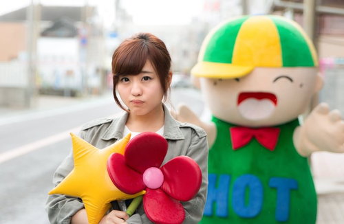 20周年を迎えたゆるキャラのチャームポイントを奪ういけずな女の子