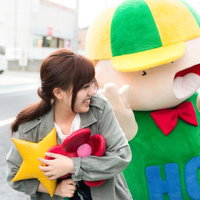 大原中央商店街のゆるキャラと仲睦まじい女性の写真