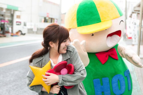 大原中央商店街のゆるキャラと仲睦まじい女性