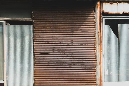 錆びたシャッターとトタン壁の大原中央商店街