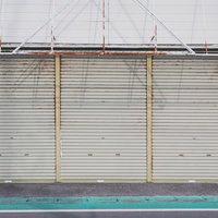 大原中央商店街のお店の緑色シャッターと店舗施設の街並みの写真