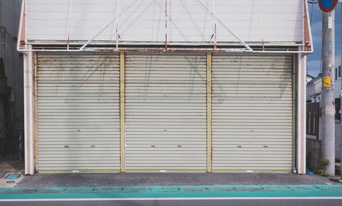 大原中央商店街のお店の緑色シャッターと店舗施設の街並み