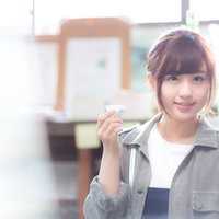 大原中央商店街で日本酒を楽しむほろ酔い美人の写真