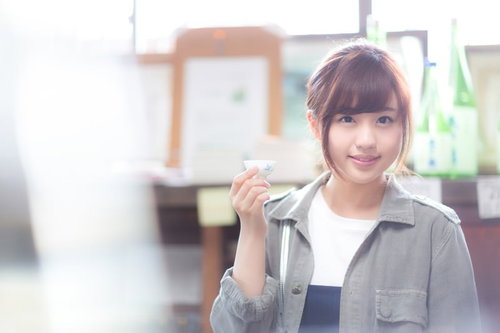 大原中央商店街で日本酒を楽しむほろ酔い美人