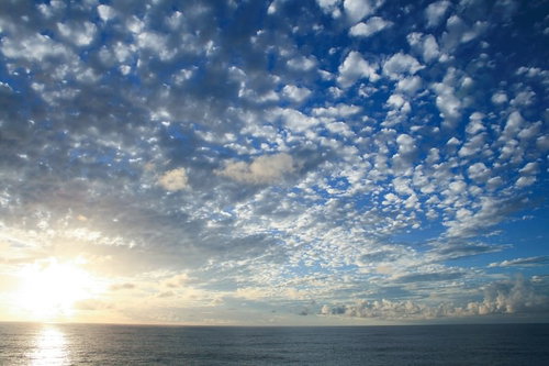 南極の海を行くゴムボートと探検隊