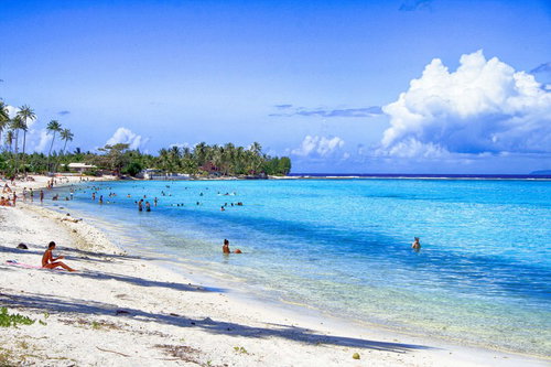 タヒチの海で泳ぐ観光客たちの海水浴風景、白い砂浜と透き通った青い海