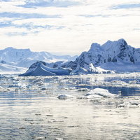 南極の氷河と流氷が浮かぶ風景 雪山と海氷の写真