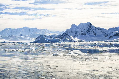 南極の氷河と流氷が浮かぶ風景 雪山と海氷