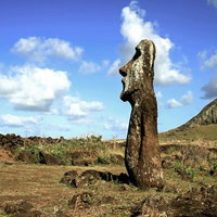 空を見つめるイースター島のモアイ像と火山岩の遺跡風景の写真