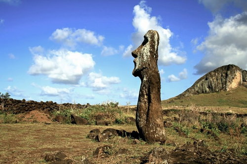 空を見つめるイースター島のモアイ像と火山岩の遺跡風景
