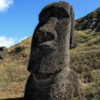 山に埋もれるモアイ像：チリ・イースター島の世界遺産の写真