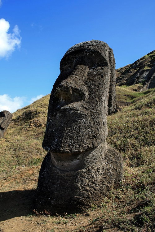 山に埋もれるモアイ像：チリ・イースター島の世界遺産