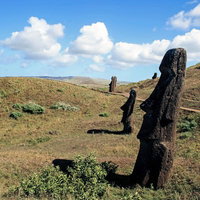 イースター島に点在するモアイ像と青い空の風景の写真