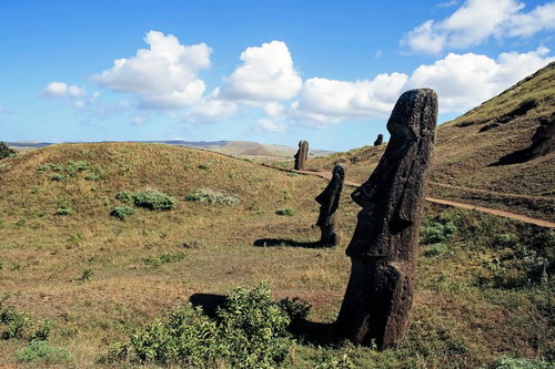 イースター島に点在するモアイ像と青い空の風景