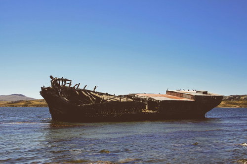 フォークランド諸島に浮かぶ座礁した廃船の残骸