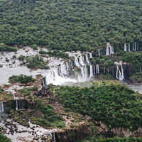 森に囲まれたイグアスの滝の空撮、ブラジルとアルゼンチンの世界遺産の写真