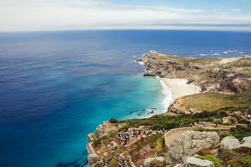 喜望峰近くの極地に氷山が浮かぶ海岸