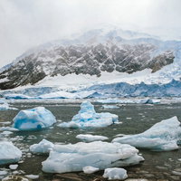 南極の氷河から流れ出す氷の壁と流氷の風景の写真