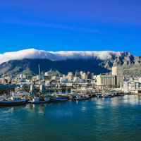 ケープタウンの港に停泊する漁船と街並み、テーブルマウンテンの写真