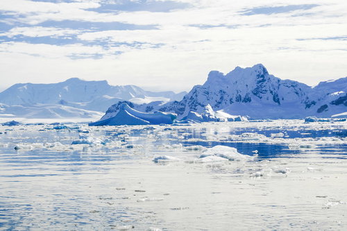 無数に浮かぶ流氷と雪山が連なる南極大陸の極地風景