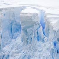 崩落前の南極の氷河：氷壁と亀裂、環境問題を映す氷床の写真